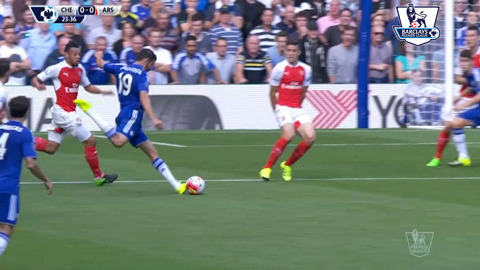 Diego Costa không thắng được thủ môn Petr Cech (Chelsea 2-0 Arsenal)