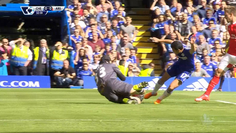 Pedro suýt ghi bàn cho chủ nhà (Chelsea 2-0 Arsenal)