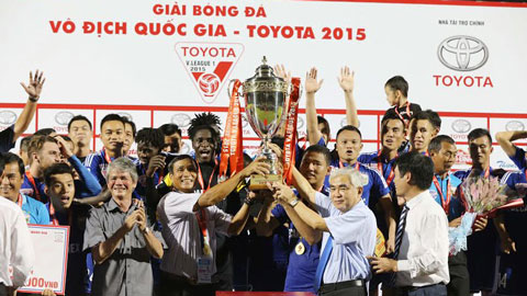 Giây phút B.Bình Dương nhận cúp vô địch V.League 2015