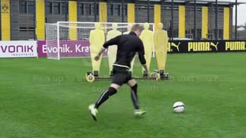 Marco Reus bịt mắt đá phạt trúng xà ngang