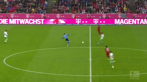 Neuer đỡ bóng vụng về khiến Bayern suýt bị thủng lưới từ giữa sân