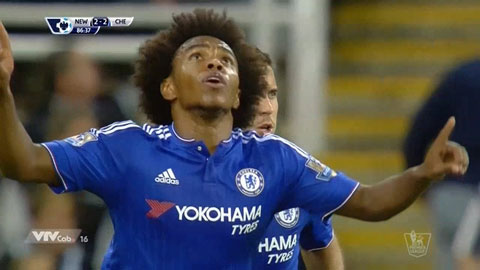 Willian ghi bàn từ pha sút phạt (Newcastle 2-2 Chelsea)