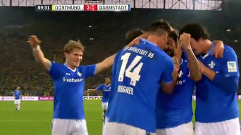 Sulu gỡ hòa 2-2 cho đội khách (Dortmund 2-2 Darmstadt)