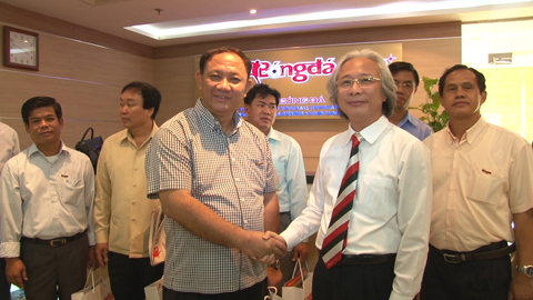 Đoàn Nhà báo Lào tới thăm và làm việc tại báo Bóng đá