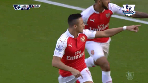 Sanchez đánh gót điệu nghệ mở tỉ số (Arsenal 3-0 M.U)