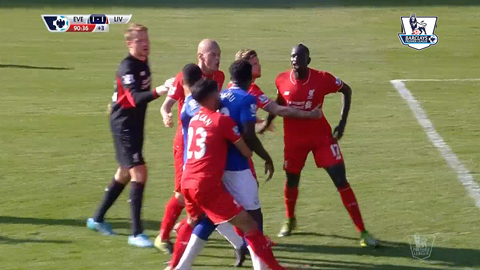 Lukaku và Sakho định choảng nhau ngay trên sân (Everton 1-1 Liverpool)