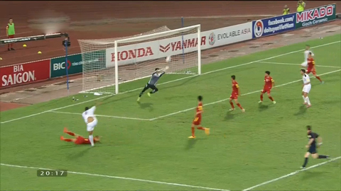 Ali Adnan thử tài thủ môn Nguyên Mạnh (Việt Nam 1-1 Iraq)