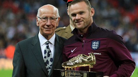 Rooney rạng rỡ nhận giày vàng từ Sir Bobby Charlton