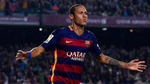 Pha hãm bóng bằng gót chân như có nam châm của Neymar