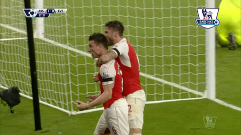 Koscielny nhân đôi cách biệt (Arsenal 2-1 Everton)