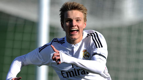 Cầu thủ 16 tuổi Martin Odegaard solo kiến tạo từ giữa sân