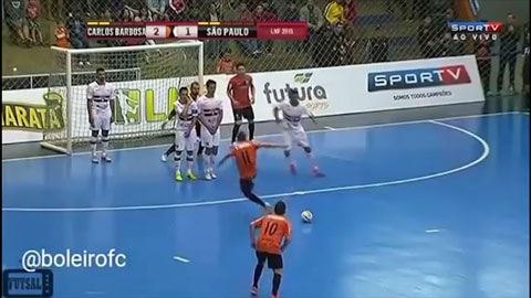 Pha dàn xếp đá phạt quái dị ở giải futsal