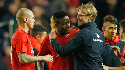 HLV Klopp ôm từng cầu thủ Liverpool sau chiến thắng