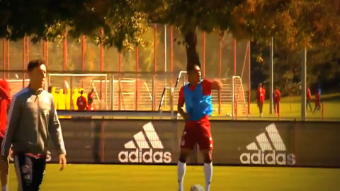 Thiago Alcantara và Douglas Costa chuyền bóng bằng vai cực ảo