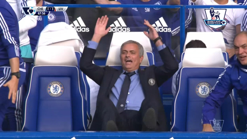 Mourinho nổi điên khi trọng tài không phạt thẻ Lucas