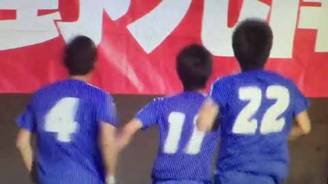 Học sinh Nhật Bản ghi bàn tuyệt đẹp khi bóng không hề chạm đất