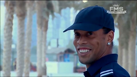 Ronaldinho đóng giả nhân viên bảo vệ phô diễn tài năng trên phố