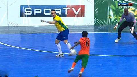 Huyền thoại Falcao lại ghi bàn ngẫu hứng ở giải Futsal