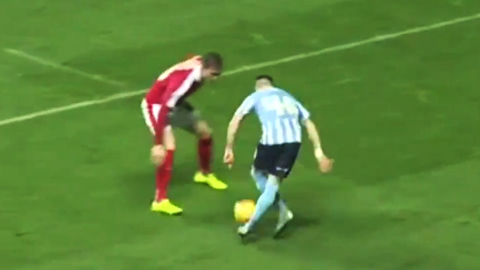 Dùng tuyệt kỹ Rabona xỏ háng đối phương