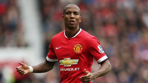 Ashley Young chơi như thế nào ở vị trí hậu vệ phải?