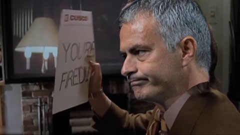 Hài hước: Mourinho cay cú khi nhận trát sa thải