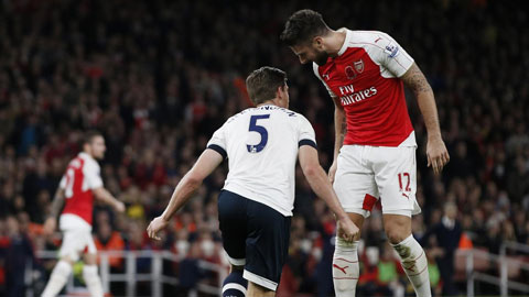 Vertonghen và Giroud đấu vật trên sân