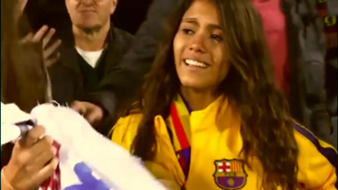 Fan nữ khóc nghẹn khi được Neymar tặng áo