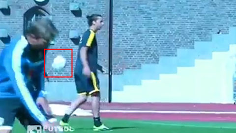 Ibrahimovic tâng bóng qua đầu bằng gót mà không cần nhìn