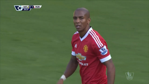 Ashley Young để mất bóng khó tin khiến M.U suýt phải trả giá (Watford 1-2 M.U)