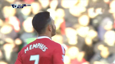 Depay sút hiểm khiến Gomes phải vất vả cản phá (Watford 1-2 M.U)