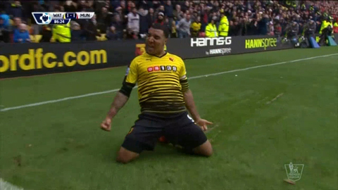 Deeney cân bằng tỷ số trên chấm 11m (Watford 1-2 M.U)