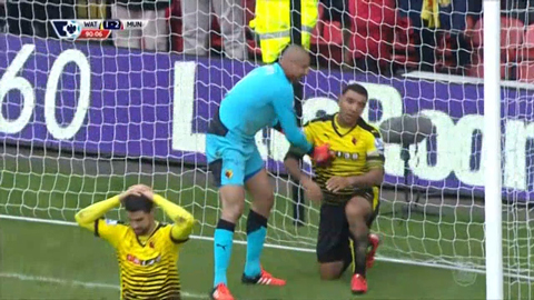 Sau khi ghi bàn, Deeney lại trở thành tội đồ với pha phản lưới (Watford 1-2 M.U)