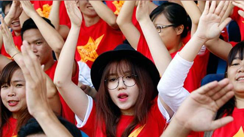 CĐV Việt Nam dầm mưa tiếp lửa cho các cầu thủ tại U21 Quốc tế báo Thanh Niên