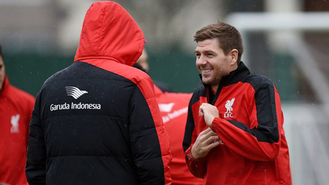 Gerrard tươi rói với Klopp trên sân tập của Liverpool