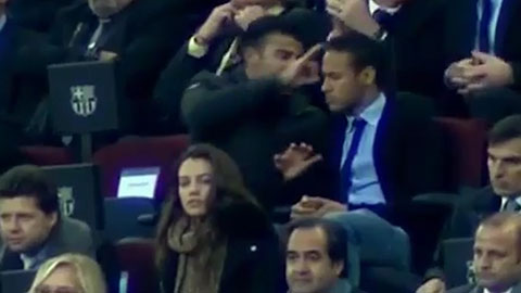 Neymar và Rafinha chơi trò búng tai nhau trên khán đài Nou Camp
