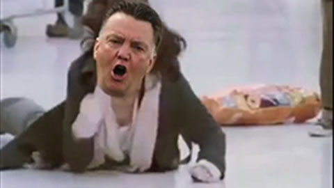 Hài hước: Van Gaal hóa điên và vật vã với hàng thủ M.U
