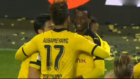Vừa vào sân, Adrian Ramos đã ghi bàn (Dortmund 4-1 Eintracht Frankfurt)