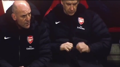 Wenger khổ sở với áo khoác