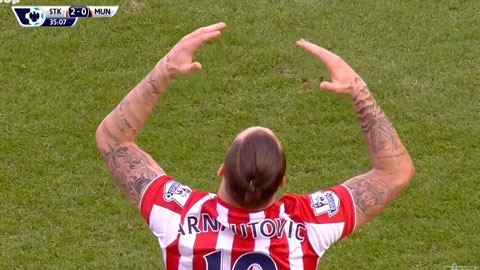 Arnautovic dứt điểm chệch cột dọc (Stoke City 2-0 M.U)