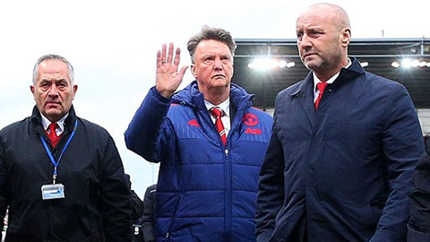 Van Gaal vẫy tay chào tạm biệt CĐV M.U?