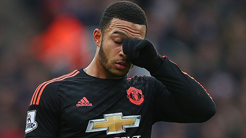 Tội đồ Depay tặng quà cho Stoke