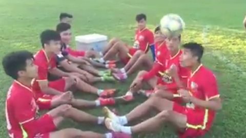 Cầu thủ HAGL đánh đầu chuyền bóng vào rổ ấn tượng