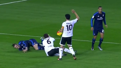 Real mất oan 2 quả penalty trong trận hòa Valencia?