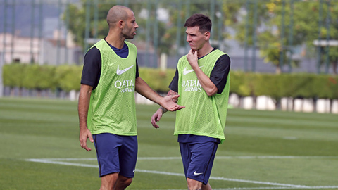 Messi chơi xỏ Mascherano lúc khởi động