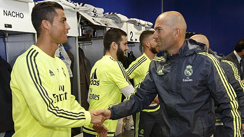 Zidane vào phòng thay đồ ra mắt từng học trò