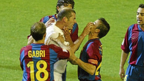 Zidane từng cào mặt Enrique khi còn là cầu thủ