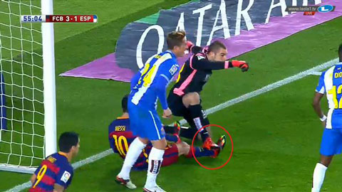 Thủ môn Espanyol cố tình triệt hạ Messi 