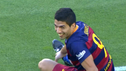 Suarez tái hiện pha bỏ lỡ nổi tiếng của Torres