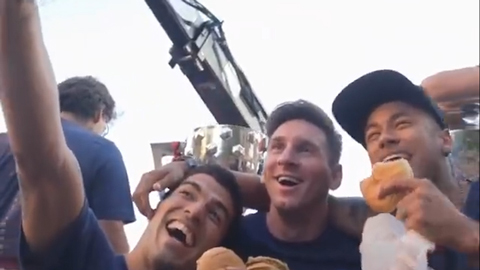 Messi, Suarez, Neymar selfie cả khi đang ăn