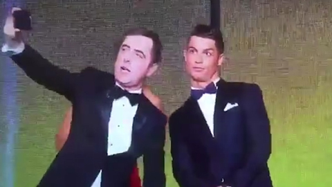 Ronaldo nhí nhảnh khi được selfie trên sân khấu